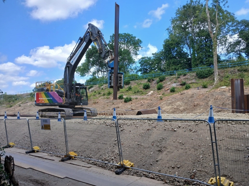 Movax installing sheet piles